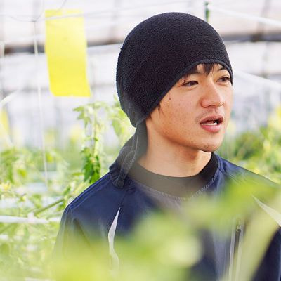 黒いタオルを頭に巻いた男性