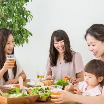 女性３人が食事をしている