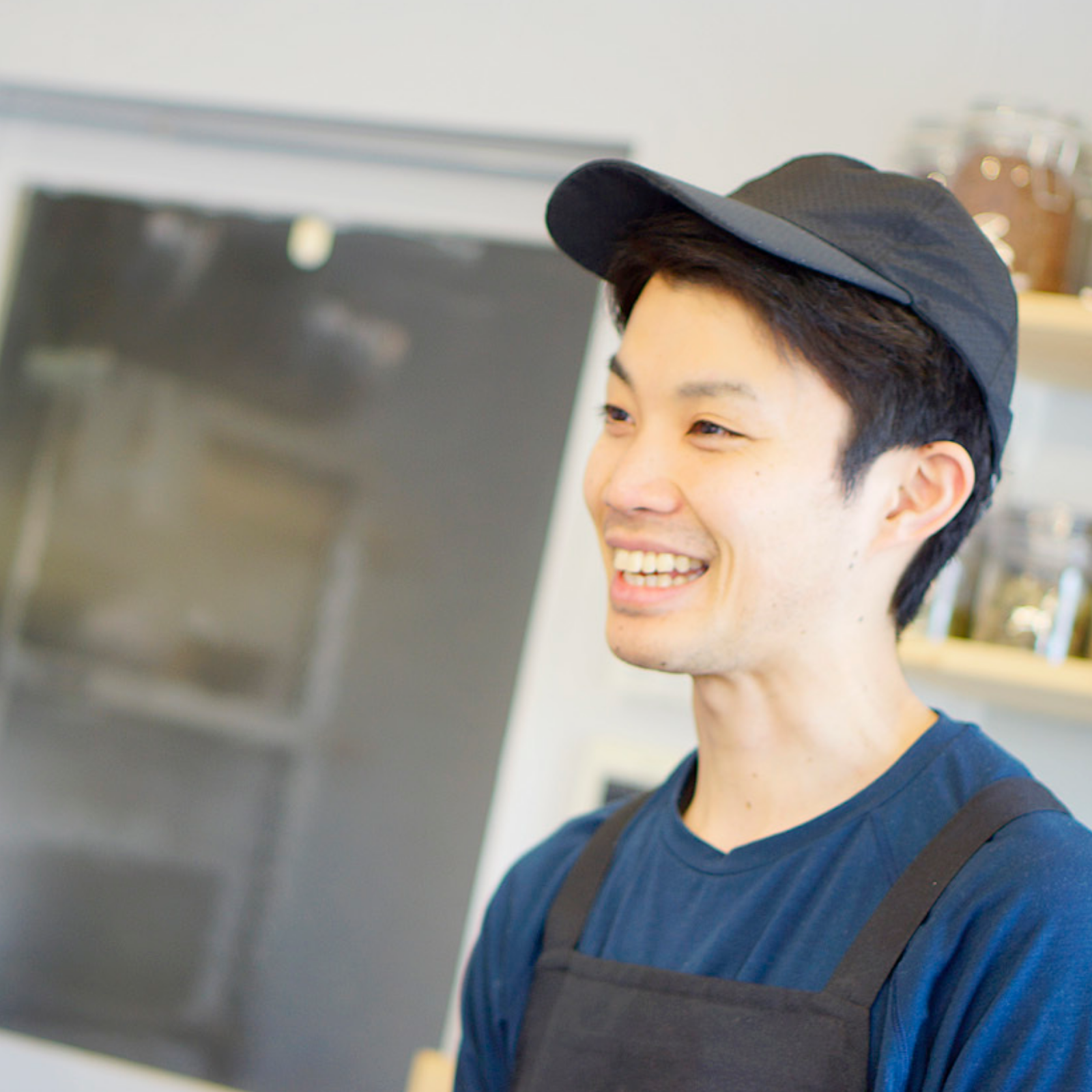 カレーライフ　帽子をかぶった男性