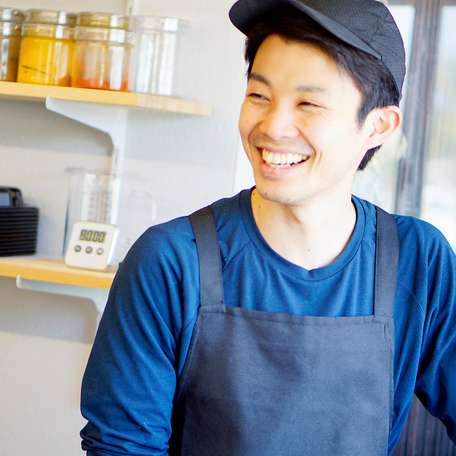 カレーライフ　帽子をかぶった男性