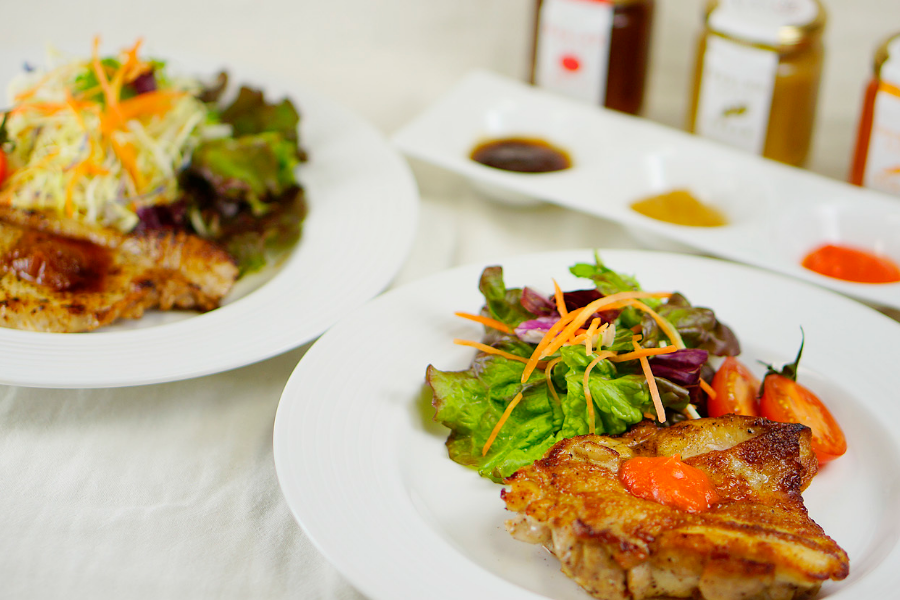 お肉の上に野菜を乗せた料理