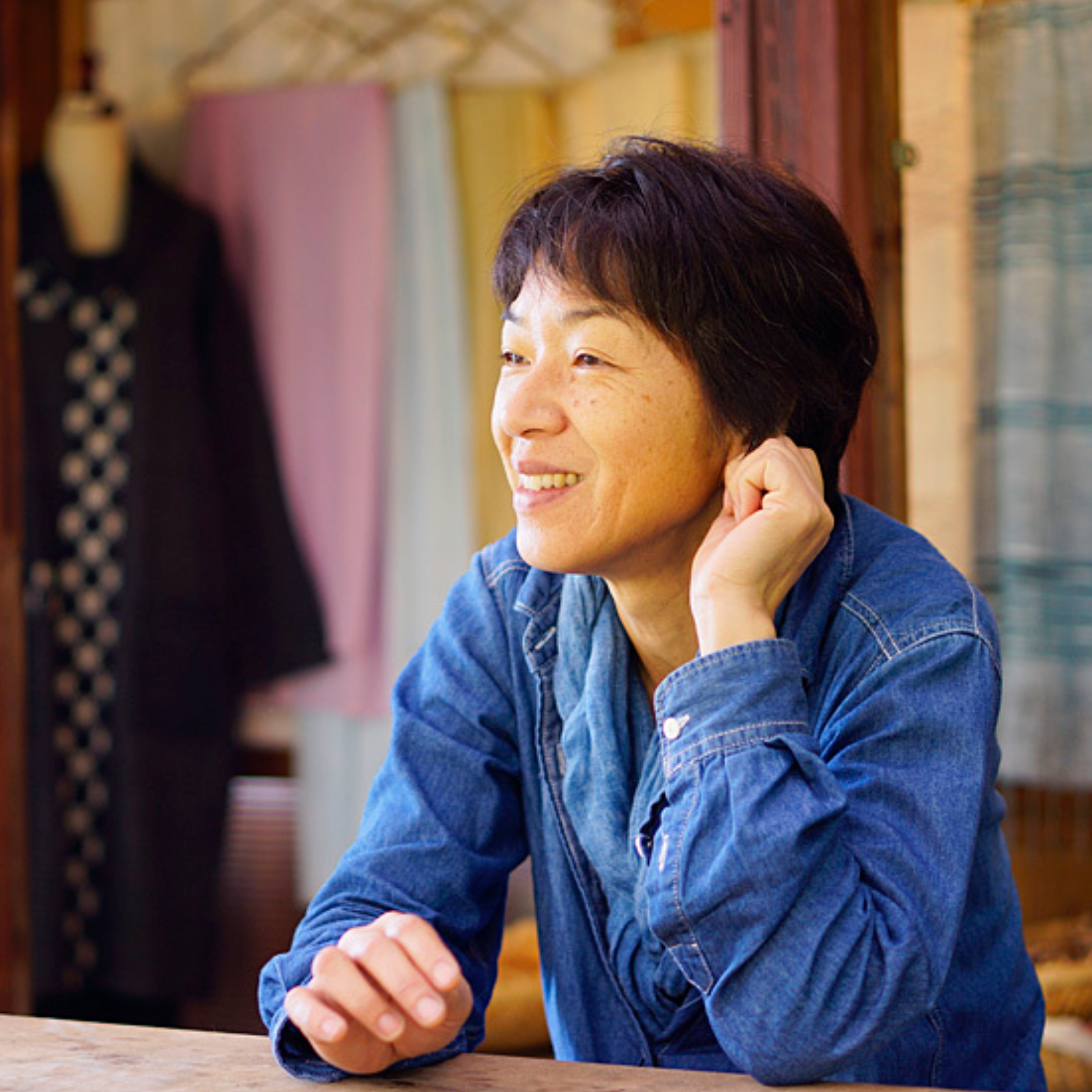 机で微笑む女性　アイアカネ工房