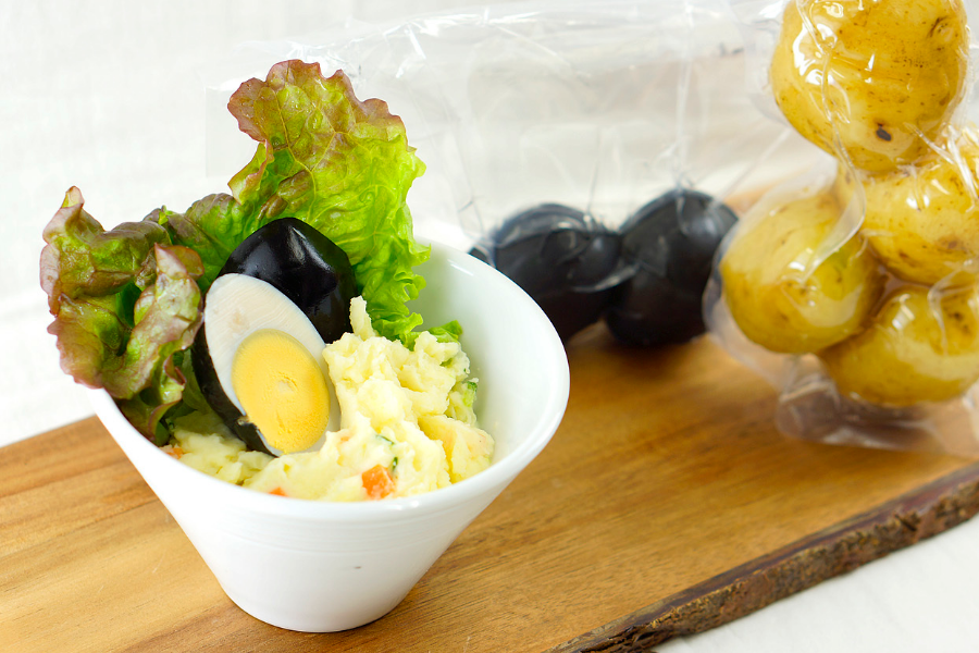 温泉蒸しした漆黒ポテサラ