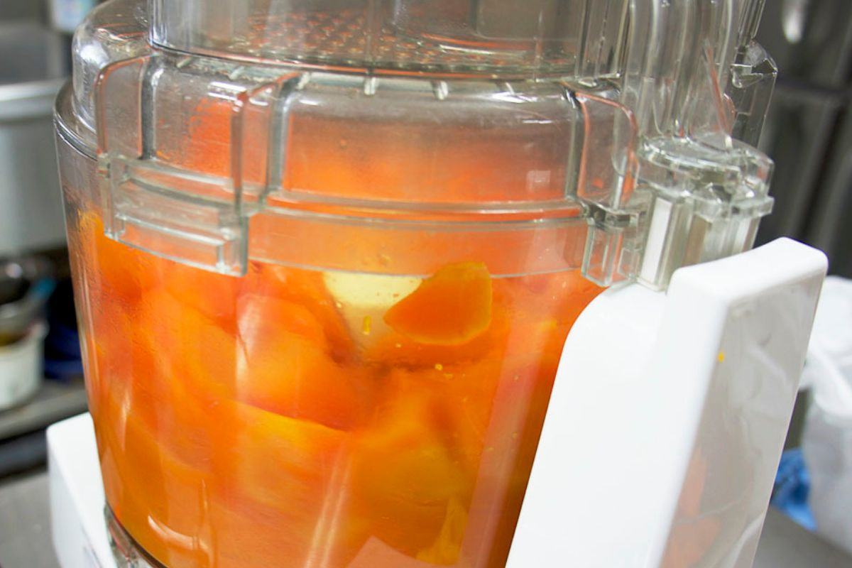 蒸した野菜をミキサーにかける