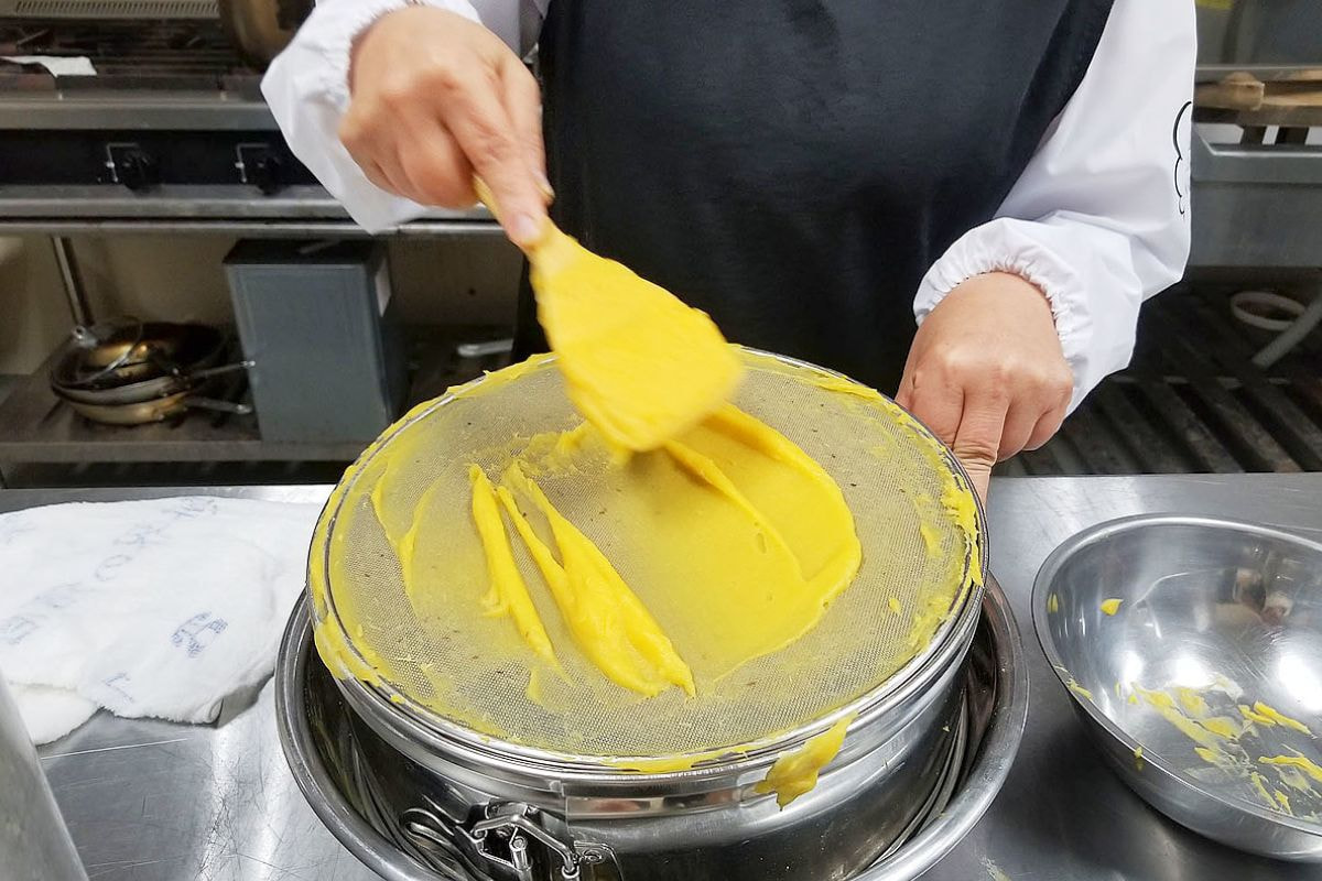 安納芋を裏ごしする女性