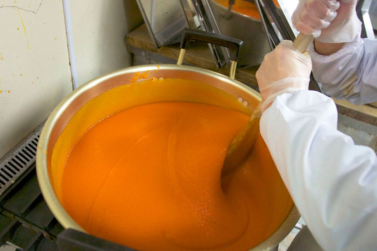 鍋で煮込む女性