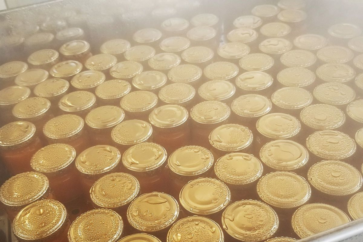 温泉蒸しされたジャムの瓶集合体