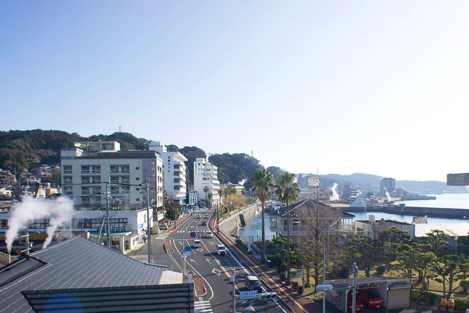 橘湾と小浜温泉街