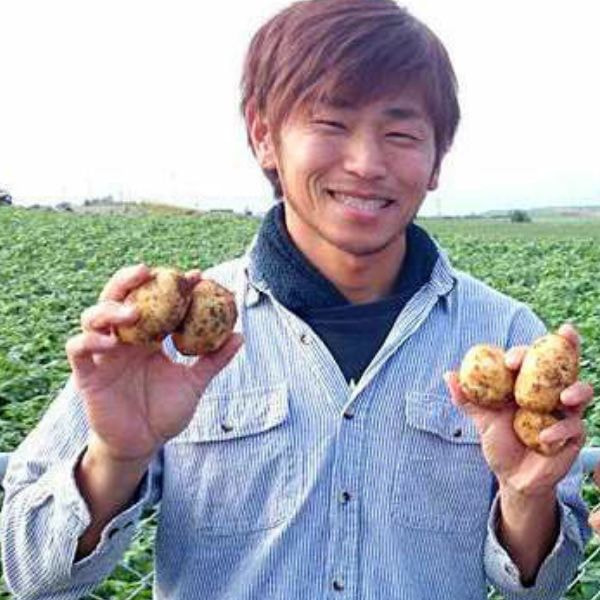 じゃがいもを両手で持つ男性