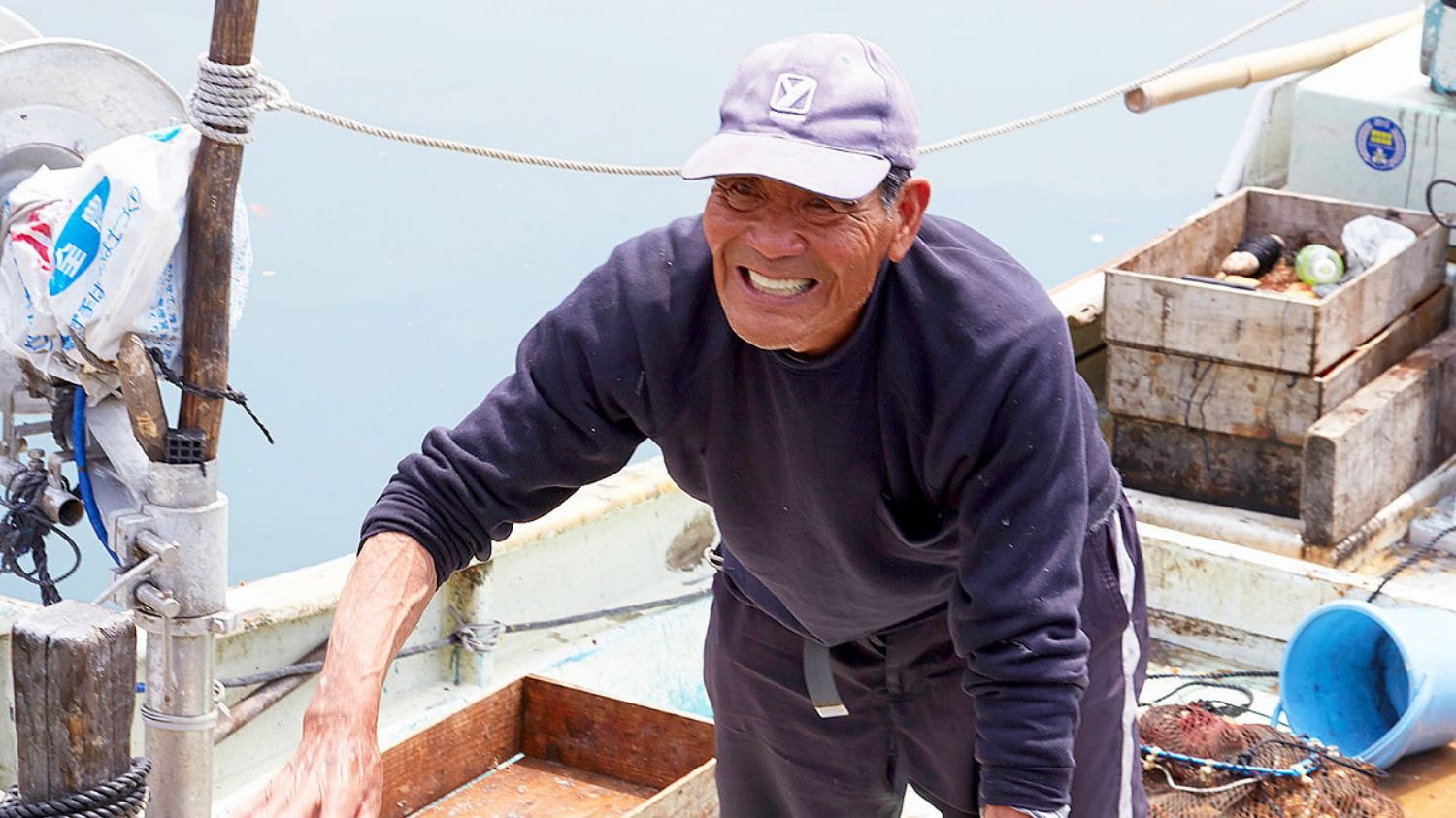 船の上に乗った漁師