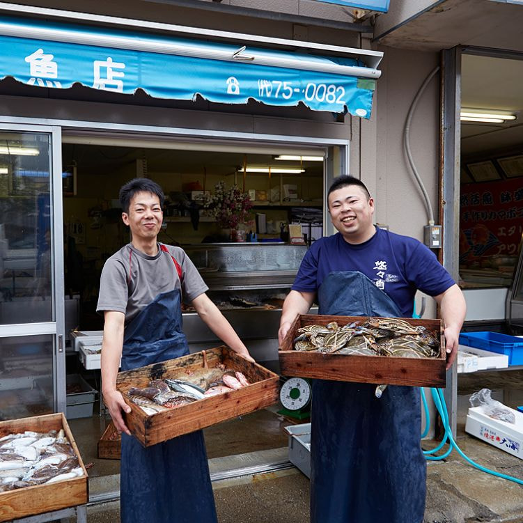 魚介類を持った男性二人