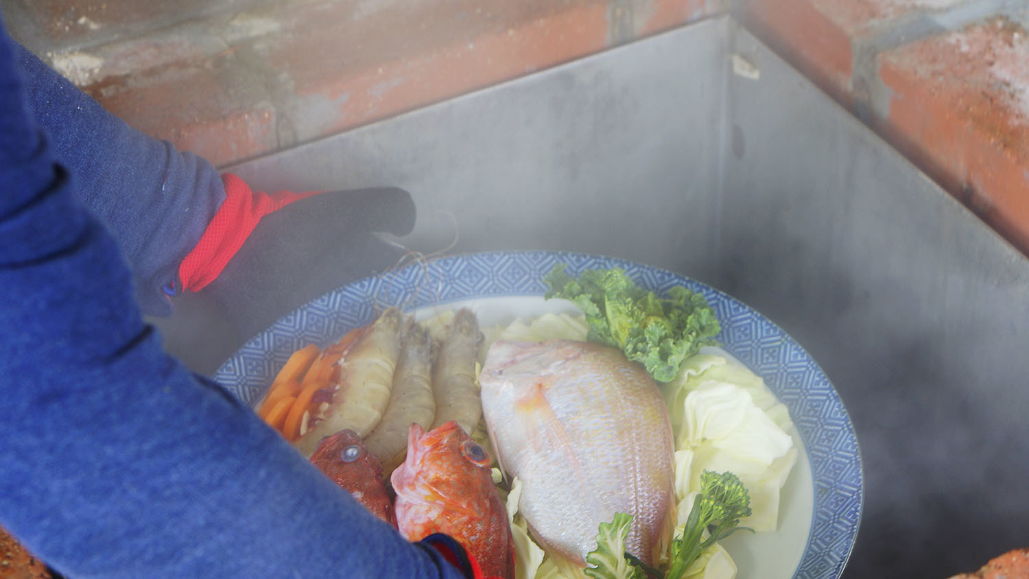 温泉の蒸気で蒸す魚介類