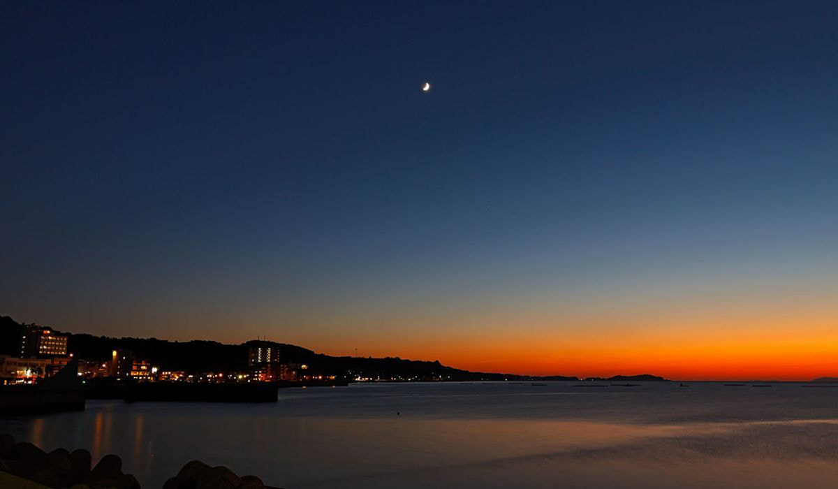 橘湾に沈む夕日と小浜温泉街