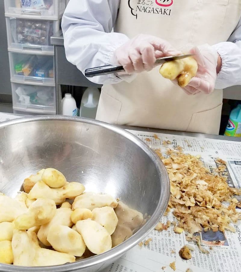 じゃがいもの皮をむく女性