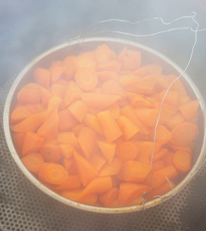 温泉の蒸気で蒸す人参