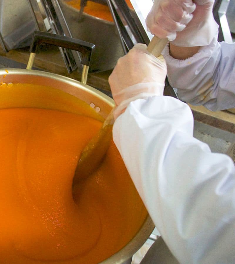 鍋で人参を煮込む