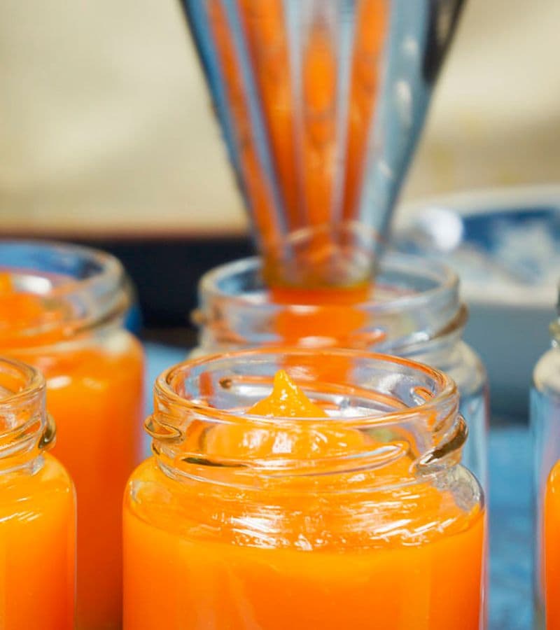 オレンジ色のジャムと瓶